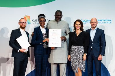 Am 04. September 2024 wurde in der Wiener Hofburg von Bundesministerin Karoline Edtstadler (2.v.r.) gemeinsam mit Bernhard Kowatsch (r.), Leiter des UN World Food Programms &bdquo;Innovation Accelerators&ldquo; der &bdquo;Kofi Annan Award for Innovation in Africa&ldquo; verliehen.