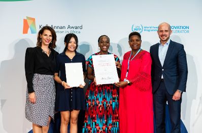 Am 04. September 2024 wurde in der Wiener Hofburg von Bundesministerin Karoline Edtstadler (l.) gemeinsam mit Bernhard Kowatsch (r.), Leiter des UN World Food Programms &bdquo;Innovation Accelerators&ldquo; der &bdquo;Kofi Annan Award for Innovation in Africa&ldquo; verliehen.