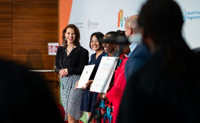 Am 04. September 2024 wurde in der Wiener Hofburg von Bundesministerin Karoline Edtstadler (l.) gemeinsam mit Bernhard Kowatsch, Leiter des UN World Food Programms &bdquo;Innovation Accelerators&ldquo; der &bdquo;Kofi Annan Award for Innovation in Africa&ldquo; verliehen.