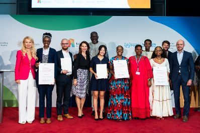 Am 04. September 2024 wurde in der Wiener Hofburg von Bundesministerin Karoline Edtstadler (m.l.) gemeinsam mit Bernhard Kowatsch (r.), Leiter des UN World Food Programms &bdquo;Innovation Accelerators&ldquo; der &bdquo;Kofi Annan Award for Innovation in Africa&ldquo; verliehen.