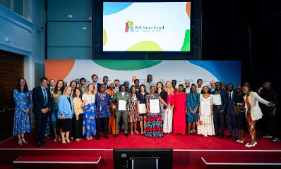 Am 04. September 2024 wurde in der Wiener Hofburg von Bundesministerin Karoline Edtstadler (m.r.) gemeinsam mit Bernhard Kowatsch, Leiter des UN World Food Programms &bdquo;Innovation Accelerators&ldquo; der &bdquo;Kofi Annan Award for Innovation in Africa&ldquo; verliehen.