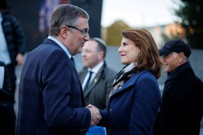 Am 7. Oktober 2024 nahm Bundesministerin Karoline Edtstadler (r.) an einer Gedenkveranstaltung der Israelitischen Kultusgemeinde teil.