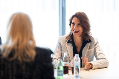 Am 21. Oktober 2024 nahm Bundesministerin Karoline Edtstadler (r.) am Salzburg Summit teil.