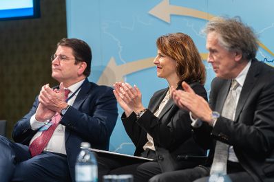 Am 4. November 2024 nahm Bundesministerin Karoline Edtstadler (m.) am 21. Vienna Economic Forum teil.