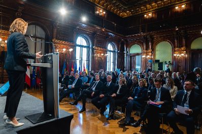 Am 4. November 2024 nahm Bundesministerin Karoline Edtstadler (l.) am 21. Vienna Economic Forum teil.