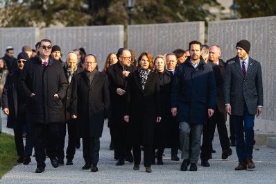 Am 8. November 2024 fand anl&auml;&szlig;lich der Novemberpogrome eine Kranzniederlegung bei der Namensmauer im Ostarrichipark statt.