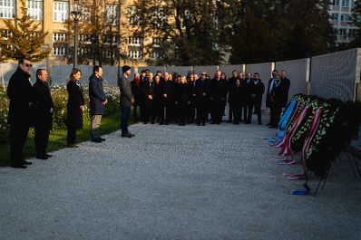 Am 8. November 2024 fand anl&auml;&szlig;lich der Novemberpogrome eine Kranzniederlegung bei der Namensmauer im Ostarrichipark statt.