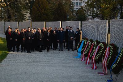 Am 8. November 2024 fand anl&auml;&szlig;lich der Novemberpogrome eine Kranzniederlegung bei der Namensmauer im Ostarrichipark statt.