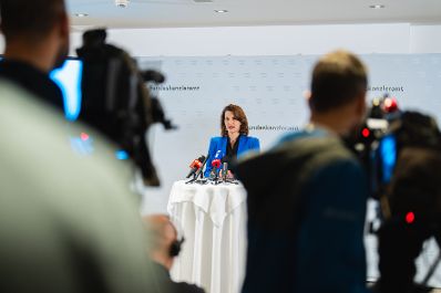 Am 11. November 2024 nahm Bundesministerin Karoline Edtstadler (m.) am dritten Nationalen Forum gegen Antisemitismus teil. Im Bild beim Doorstep.