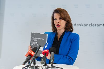 Am 11. November 2024 nahm Bundesministerin Karoline Edtstadler (im Bild) am dritten Nationalen Forum gegen Antisemitismus teil. Im Bild beim Doorstep.