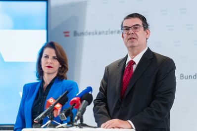 Am 11. November 2024 nahm Bundesministerin Karoline Edtstadler (l.) am dritten Nationalen Forum gegen Antisemitismus teil. Im Bild beim Doorstep mit Oskar Deutsch (r.) dem Pr&auml;sidenten der Israelitischen Kultusgemeinde Wien sowie des Bundesverbandes der Israelitischen Kultusgemeinden &Ouml;sterreichs.