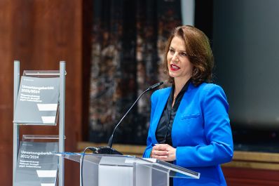 Am 11. November 2024 nahm Bundesministerin Karoline Edtstadler (im Bild) am dritten Nationalen Forum gegen Antisemitismus teil.