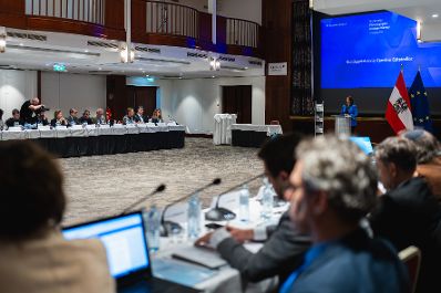Am 11. November 2024 nahm Bundesministerin Karoline Edtstadler (r.) am dritten Nationalen Forum gegen Antisemitismus teil.