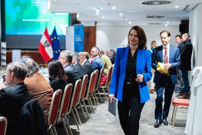 Am 11. November 2024 nahm Bundesministerin Karoline Edtstadler (m.r.) am dritten Nationalen Forum gegen Antisemitismus teil.