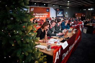 Am 24. Dezember 2024 nahm Bundesministerin Karoline Edtstadler (l.) an der Licht ins Dunkel Spendenaktion teil.