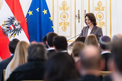 Am 23. J&auml;nner 2025 &Uuml;berreichte Bundesministerin Karoline Edtstadler das gro&szlig;e Goldene Ehrenzeichen f&uuml;r Verdienste um die Republik &Ouml;sterreich an Oskar Deutsch, den Pr&auml;sidenten der israelitischen Kultusgemeinde.