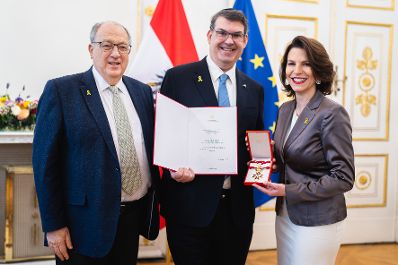 Am 23. J&auml;nner 2025 &Uuml;berreichte Bundesministerin Karoline Edtstadler (r.) das gro&szlig;e Goldene Ehrenzeichen f&uuml;r Verdienste um die Republik &Ouml;sterreich an Oskar Deutsch (m.), den Pr&auml;sidenten der israelitischen Kultusgemeinde.