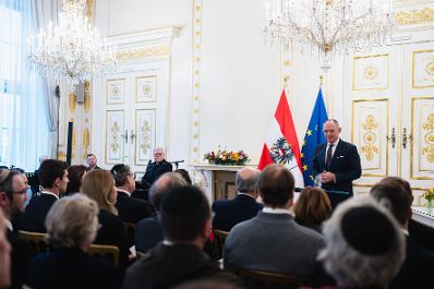 Am 23. J&auml;nner 2025 &Uuml;berreichte Bundesminister Gerhard Karner das goldene Ehrenzeichen f&uuml;r Verdienste um die Republik &Ouml;sterreich an Barbara Gl&uuml;ck, die Leiterin der KZ-Gedenksst&auml;tte Mauthausen.