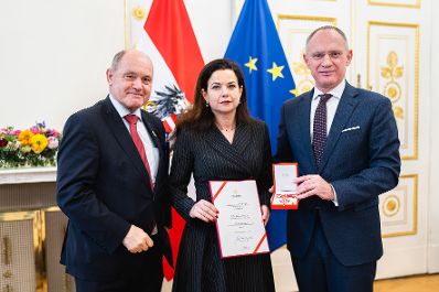 Am 23. J&auml;nner 2025 &Uuml;berreichte Bundesminister Gerhard Karner (r.) das goldene Ehrenzeichen f&uuml;r Verdienste um die Republik &Ouml;sterreich an Barbara Gl&uuml;ck (m.), die Leiterin der KZ-Gedenksst&auml;tte Mauthausen. Im Bild mit Innenminister a.D. Wolfgang Sobotka (l.).