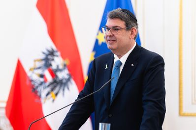 Am 23. J&auml;nner 2025 &Uuml;berreichte Bundesministerin Karoline Edtstadler das gro&szlig;e Goldene Ehrenzeichen f&uuml;r Verdienste um die Republik &Ouml;sterreich an Oskar Deutsch (im Bild), den Pr&auml;sidenten der israelitischen Kultusgemeinde.