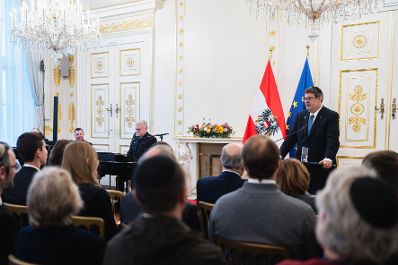 Am 23. J&auml;nner 2025 &Uuml;berreichte Bundesministerin Karoline Edtstadler das gro&szlig;e Goldene Ehrenzeichen f&uuml;r Verdienste um die Republik &Ouml;sterreich an Oskar Deutsch, den Pr&auml;sidenten der israelitischen Kultusgemeinde.