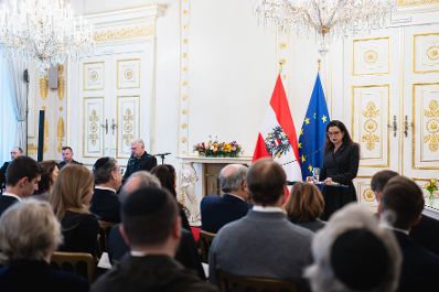 Am 23. J&auml;nner 2025 &Uuml;berreichte Bundesminister Gerhard Karner das goldene Ehrenzeichen f&uuml;r Verdienste um die Republik &Ouml;sterreich an Barbara Gl&uuml;ck, die Leiterin der KZ-Gedenksst&auml;tte Mauthausen.