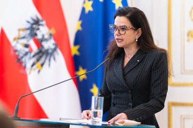 Am 23. J&auml;nner 2025 &Uuml;berreichte Bundesminister Gerhard Karner das goldene Ehrenzeichen f&uuml;r Verdienste um die Republik &Ouml;sterreich an Barbara Gl&uuml;ck (im Bild), die Leiterin der KZ-Gedenksst&auml;tte Mauthausen.