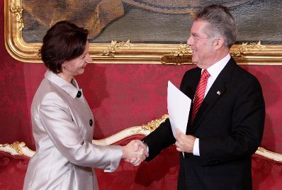 Am 02. Dezember 2008 wurde die neue Bundesregierung von Bundespr&auml;sident Heinz Fischer in der Pr&auml;sidentschaftskanzlei angelobt. Im Bild Bundesministerin (ohne Portefeuille gem&auml;&szlig; Artikel 70 Absatz 1 in Verbindung mit Artikel 78 Bundes-Verfassungsgesetz) Gabriele Heinisch-Hosek (l.) und Bundespr&auml;sident Heinz Fischer (r.).