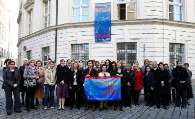 Anl&auml;sslich des Tages gegen Gewalt an Frauen hisste am 25. November 2009 die Bundesministerin f&uuml;r Frauenangelegenheiten und &ouml;ffentlichen Dienst, Gabriele Heinisch-Hosek gemeinsam mit ihren Mitarbeiterinnen die Fahne mit der Aufschrift &quot;frei leben ohne gewalt&quot; am Frauenministerium am Minoritenplatz.