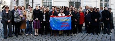 Anl&auml;sslich des Tages gegen Gewalt an Frauen hisste am 25. November 2009 die Bundesministerin f&uuml;r Frauenangelegenheiten und &ouml;ffentlichen Dienst, Gabriele Heinisch-Hosek gemeinsam mit ihren Mitarbeiterinnen die Fahne mit der Aufschrift &quot;frei leben ohne gewalt&quot; am Frauenministerium am Minoritenplatz.