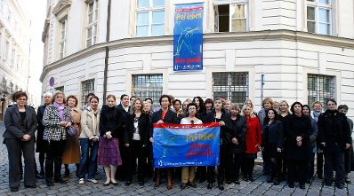 Anl&auml;sslich des Tages gegen Gewalt an Frauen hisste am 25. November 2009 die Bundesministerin f&uuml;r Frauenangelegenheiten und &ouml;ffentlichen Dienst, Gabriele Heinisch-Hosek gemeinsam mit ihren Mitarbeiterinnen die Fahne mit der Aufschrift &quot;frei leben ohne gewalt&quot; am Frauenministerium am Minoritenplatz.