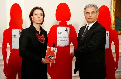 Am 24. November 2009 er&ouml;ffneten Bundeskanzler Werner Faymann und Bundesministerin f&uuml;r Frauenangelegenheiten und &ouml;ffentlichen Dienst Gabriele Heinisch-Hosek die Ausstellung &quot;Silent Witnesses&quot; im Bundeskanzleramt.