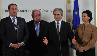 Mittwoch, den 9. Dezember 2009 fand im Bundeskanzleramt in Wien die 8. und letzte Verhandlungsrunde &uuml;ber die Er&ouml;hung der Beamtengeh&auml;lter f&uuml;r 2010 zwischen Bundesregierung unter Leitung des Bundeskanzlers und den Spitzen der Beamtengewerkschaft, bei der eine Einigung &uuml;ber eine Erh&ouml;hung von 0.9 Prozent vereinbart wurde, statt. Im Bild (v.L.n.R.) Finanzminister Josef Pr&ouml;ll, Vorsitzender des &Ouml;sterreichischen Gewerkschaftsbunds (G&Ouml;D) Fritz Neugebauer, Bundeskanzler Werner Faymann, Bundesministerin f&uuml;r Frauenangelegenheiten und &Ouml;ffentlichen Dienst Gabriele Heinisch-Hosek.