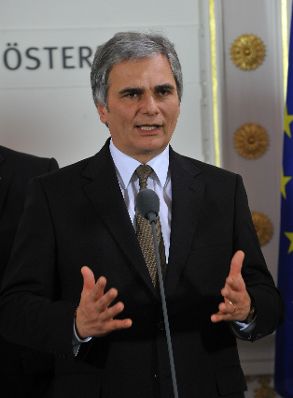 Mittwoch, den 9. Dezember 2009 fand im Bundeskanzleramt in Wien die 8. und letzte Verhandlungsrunde &uuml;ber die Er&ouml;hung der Beamtengeh&auml;lter f&uuml;r 2010 zwischen Bundesregierung unter Leitung von Bundeskanzler Werner Faymann (im Bild) und den Spitzen der Beamtengewerkschaft, bei der eine Einigung &uuml;ber eine Erh&ouml;hung von 0.9 Prozent vereinbart wurde, statt.