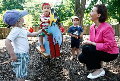 Am 16. Juli 2009 besuchte Frauenministerin Gabriele Heinisch-Hosek den Betriebskindergarten des Bundeskanzleramts.