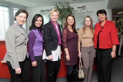 Am 23. Februar 2009 besuchte die Bundesministerin f&uuml;r Frauen und &ouml;ffentlichen Dienst den Wiener ArbeitnehmerInnen F&ouml;rderungsfonds (WAFF). Im Bild Bundesministerin Gabriele Heinisch-Hosek (l.) mit Integrationsstadtr&auml;tin Sandra Frauenberger (2.v.l.), Wiens Vizeb&uuml;rgermeisterin Renate Brauner (r.) und Mitarbeiterinnen des WAFF.