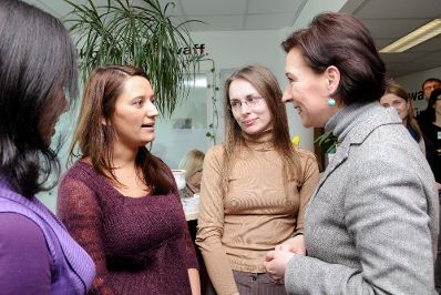 Am 23. Februar 2009 besuchte die Bundesministerin f&uuml;r Frauen und &ouml;ffentlichen Dienst den Wiener ArbeitnehmerInnen F&ouml;rderungsfonds (WAFF). Im Bild Bundesministerin Gabriele Heinisch-Hosek (r.) mit Mitarbeiterinnen des WAFF.