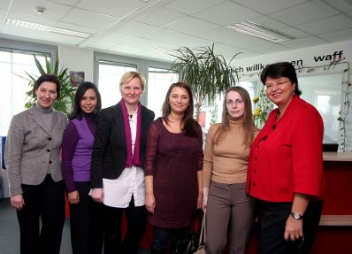 Am 23. Februar 2009 besuchte die Bundesministerin f&uuml;r Frauen und &ouml;ffentlichen Dienst den Wiener ArbeitnehmerInnen F&ouml;rderungsfonds (WAFF). Im Bild Bundesministerin Gabriele Heinisch-Hosek (l.) mit Integrationsstadtr&auml;tin Sandra Frauenberger (2.v.l.), Wiens Vizeb&uuml;rgermeisterin Renate Brauner (r.) und Mitarbeiterinnen des WAFF.