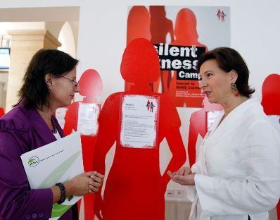 Er&ouml;ffnung der 11. WAVE-Konferenz durch Bundesministerin Gabriele Heinisch-Hosek (R) in der Technischen Universit&auml;t Wien.