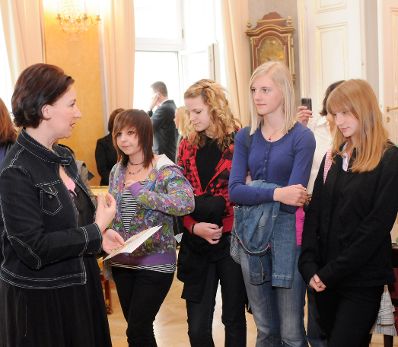 Anl&auml;sslich des &quot;Girls' Day 2009&quot; empfing Frauenministerin Gabriele Heinisch-Hosek in ihrem B&uuml;ro teilnehmende Sch&uuml;lerinnen zu einem Gespr&auml;ch.