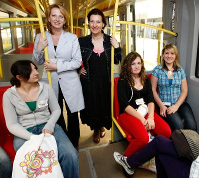 Anl&auml;sslich des &quot;Girls' Day 2009&quot; besuchte die Bundesministerin f&uuml;r Frauenangelegenheiten und &Ouml;ffentlichen Dienst die Siemens Transportation Systems. Im Bild Frauenministerin Gabriele Heinisch-Hosek (Bildmitte), Wiener Frauenstadtr&auml;tin Sandra Frauenberger (r.) und Verkehrsministerin Doris Bures (l.) gemeinsam mit Teilnehmerinnen des Wiener T&ouml;chtertags.