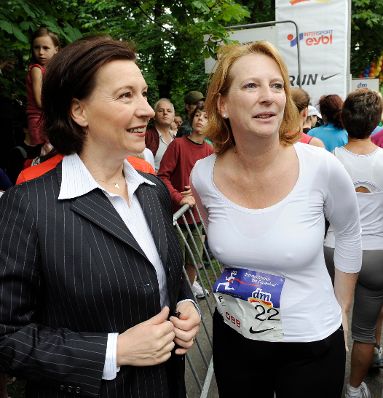 Bundesministerin f&uuml;r Frauenangelegenheiten und &Ouml;ffentlichen Dienst Gabriele Heinisch-Hosek (l.) beim &Ouml;sterreichischen Frauenlauf 2009 im Wiener Prater. Bundesministerin f&uuml;r Verkehr, Innovation und Technologie Doris Bures (r.).