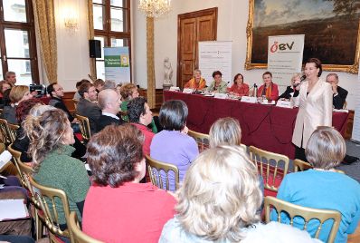 Am 14. Oktober 2009 lud Bundesministerin f&uuml;r Frauenangelegenheiten und &Ouml;ffentlichen Dienst Gabriele Heinisch-Hosek (R) ins Palais Dietrichstein zu der Podiumsdiskussion &quot;Direkt vom Hof - Arbeits- und Lebenssituation der B&auml;uerinnen in &Ouml;sterreich&quot; ein.