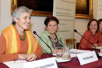 Am 14. Oktober 2009 lud Bundesministerin f&uuml;r Frauenangelegenheiten und &Ouml;ffentlichen Dienst Gabriele Heinisch-Hosek ins Palais Dietrichstein zu der Podiumsdiskussion &quot;Direkt vom Hof - Arbeits- und Lebenssituation der B&auml;uerinnen in &Ouml;sterreich&quot; ein. Im Bild (v.L.n.R.) Elisabeth Hofer-Falkinger, Bio-B&auml;uerin im M&uuml;hlviertel; Marianne Fuchluger, Bio-B&auml;uerin im Mostviertel und die Moderatorin Irmi Salzer.
