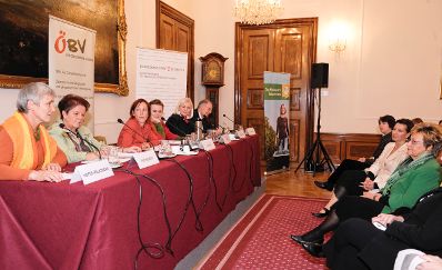 Am 14. Oktober 2009 lud Bundesministerin f&uuml;r Frauenangelegenheiten und &Ouml;ffentlichen Dienst Gabriele Heinisch-Hosek ins Palais Dietrichstein zu der Podiumsdiskussion &quot;Direkt vom Hof - Arbeits- und Lebenssituation der B&auml;uerinnen in &Ouml;sterreich&quot; ein. Im Bild (v.L.n.R.) Elisabeth Hofer-Falkinger, Bio-B&auml;uerin im M&uuml;hlviertel; Marianne Fuchluger, Bio-B&auml;uerin im Mostviertel; Moderatorin Irmi Salzer; Elisabeth Loibl, Bundesanstalt f&uuml;r Bergbauernfragen; Anna H&ouml;llerer, Bundesb&auml;uerin der ARGE B&auml;uerinnen und Gerhard Wlodkowski, Pr&auml;sident der Landwirtschaftskammer &Ouml;sterreich.