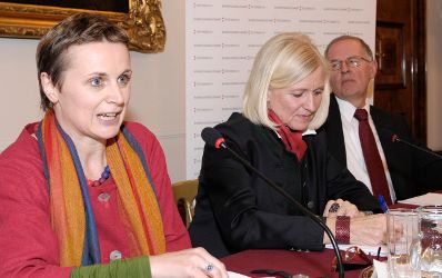 Am 14. Oktober 2009 lud Bundesministerin f&uuml;r Frauenangelegenheiten und &Ouml;ffentlichen Dienst Gabriele Heinisch-Hosek ins Palais Dietrichstein zu der Podiumsdiskussion &quot;Direkt vom Hof - Arbeits- und Lebenssituation der B&auml;uerinnen in &Ouml;sterreich&quot; ein. Im Bild (v.L.n.R.) Elisabeth Loibl, Bundesanstalt f&uuml;r Bergbauernfragen; Anna H&ouml;llerer, Bundesb&auml;uerin der ARGE B&auml;uerinnen und Gerhard Wlodkowski, Pr&auml;sident der Landwirtschaftskammer &Ouml;sterreich.