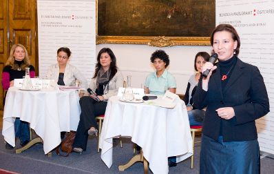 Am 21. Oktober 2009 lud die Bundesministerin f&uuml;r Frauen und &Ouml;ffentlichen Dienst zu einer Podiumsdiskussion zum Thema &quot;Fremdbild - Rollenbild - Vorbild&quot; ein. Im Bild (v.L.n.R.) Anja G&ouml;tz, T&uuml;lay Tuncel, M&uuml;nire Inam, Sandra Selimovic, Saniye Bl&uuml;mel und Bundesministerin Gabriele Heinisch-Hosek.
