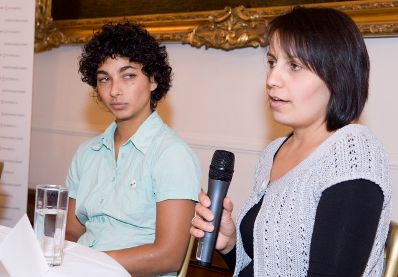 Am 21. Oktober 2009 lud die Bundesministerin f&uuml;r Frauen und &Ouml;ffentlichen Dienst Gabriele Heinisch-Hosek zu einer Podiumsdiskussion zum Thema &quot;Fremdbild - Rollenbild - Vorbild&quot; ein. Im Bild Sandra Selimovic (L) und Saniye Bl&uuml;mel (R).
