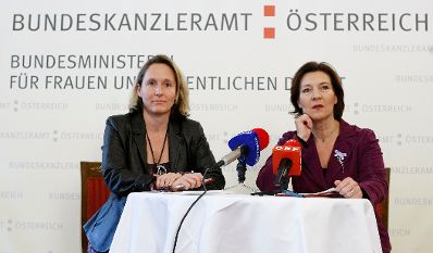 Am 30. Oktober 2009 fand ein Pressegespr&auml;ch zum Thema &quot;Gleichstellung von Frauen und M&auml;nnern am Arbeitsmarkt&quot; mit Bundesministerin f&uuml;r Frauenangelegenheiten und &Ouml;ffentlichen Dienst Gabriele Heinisch-Hosek (R) statt. Links im Bild Pressesprecherin Dagmar Strobel.