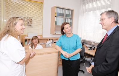 Bundesministerin f&uuml;r Frauenangelegenheiten und &Ouml;ffentlichen Dienst Gabriele Heinisch-Hosek (m.), Claudia Linemayr-Wagner (l.) und Bundesminister f&uuml;r Gesundheit Alois St&ouml;ger (r.) bei dem Pressegespr&auml;ch zum Thema Gyn&auml;kologie.